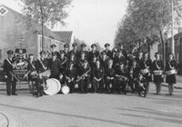 Historie_5_1961_presentatie eerste uniform Koninginnedag_groepsfoto